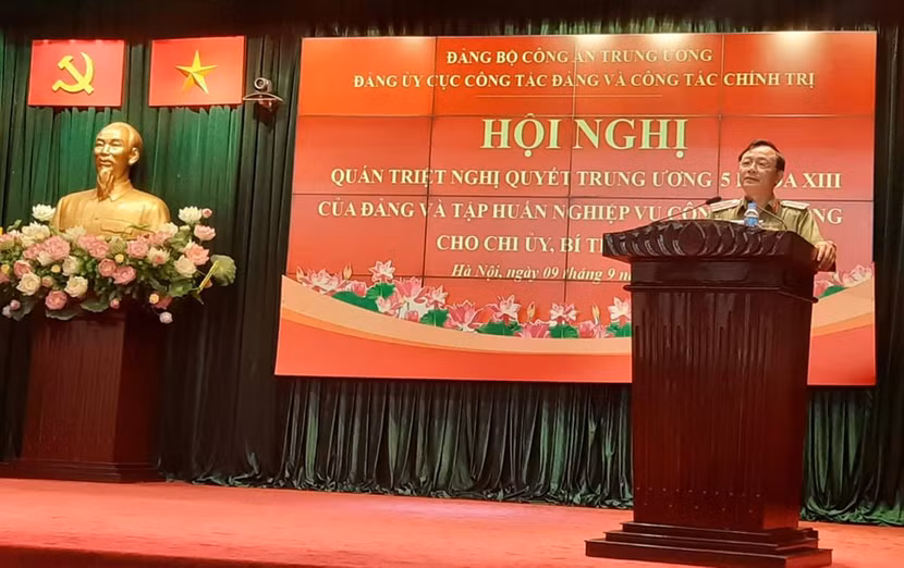 Thiếu tướng Đặng Ngọc Bách, Phó Cục trưởng Cục công tác Đảng và công tác chính trị phát biểu tại hội nghị