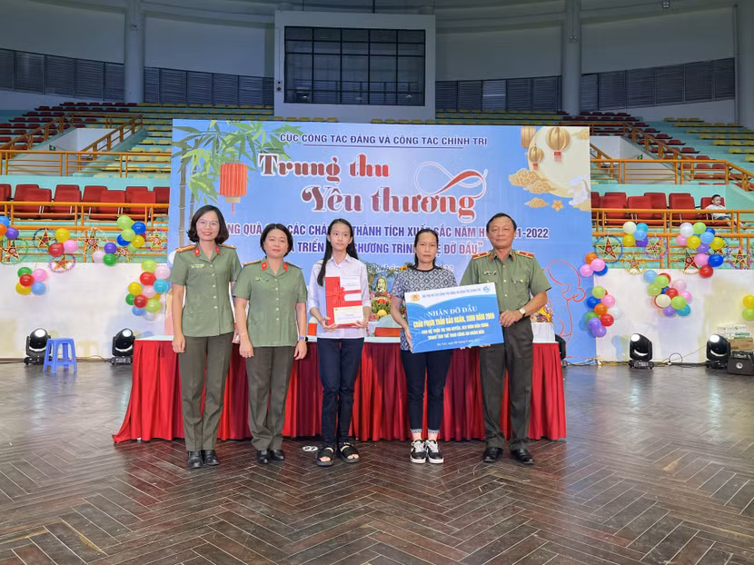 Hội Phụ nữ Cục công tác Đảng và công tác Chính trị nhận đỡ đầu cháu Phạm Trần Bảo Ngân