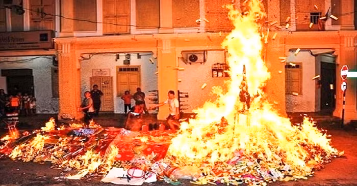 Việc đốt vàng mã cũng là một trong các nguyên nhân dẫn đến hỏa hoạn gây thiệt hại lớn về người và tài sản