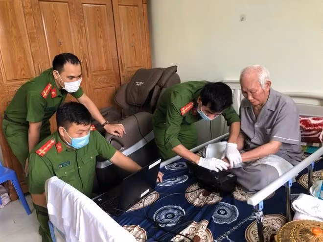 Lực lượng Công an cơ sở đến nhà người dân làm thủ tục cấp CCCD