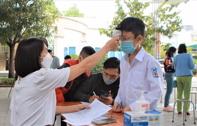 Học sinh được khám sàng lọc kỹ lưỡng trước khi tiêm vaccine Covid-19