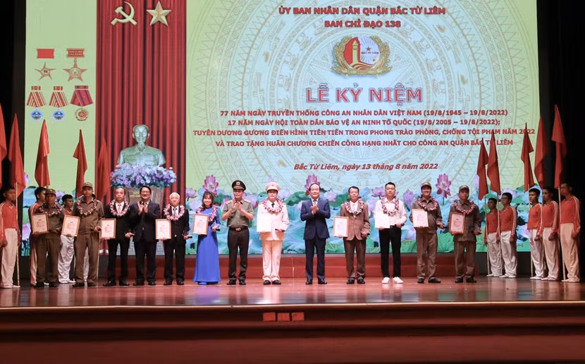 Thứ trưởng Lê Quốc Hùng và Phó Bí thư Thành ủy, Chủ tịch HĐND thành phố Hà Nội Nguyễn Ngọc Tuấn tuyên dương “10 Gương điển hình tiên tiến trong phong trào phòng chống tội phạm” quận Bắc Từ Liêm, Hà Nội năm 2022 Thứ trưởng Lê Quốc Hùng và Phó Bí thư Thành ủy, Chủ tịch HĐND thành phố Hà Nội Nguyễn Ngọc Tuấn tuyên dương “10 Gương điển hình tiên tiến trong phong trào phòng chống tội phạm” quận Bắc Từ Liêm, Hà Nội năm 2022