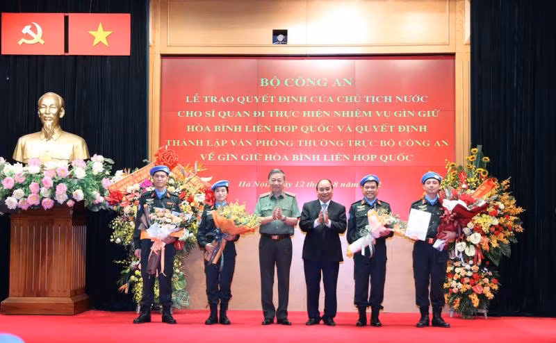 Chủ tịch nước Nguyễn Xuân Phúc; Đại tướng Tô Lâm, Bộ trưởng Bộ Công an trao quyết định, tặng hoa các đồng chí đi thực hiện nhiệm vụ gìn giữ hòa bình Liên hợp quốc Chủ tịch nước Nguyễn Xuân Phúc; Đại tướng Tô Lâm, Bộ trưởng Bộ Công an trao quyết định, tặng hoa các đồng chí đi thực hiện nhiệm vụ gìn giữ hòa bình Liên hợp quốc