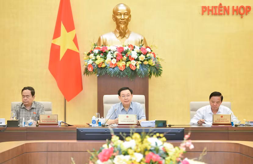 Chủ tịch Quốc hội Vương Đình Huệ cho ý kiến tại phiên họp