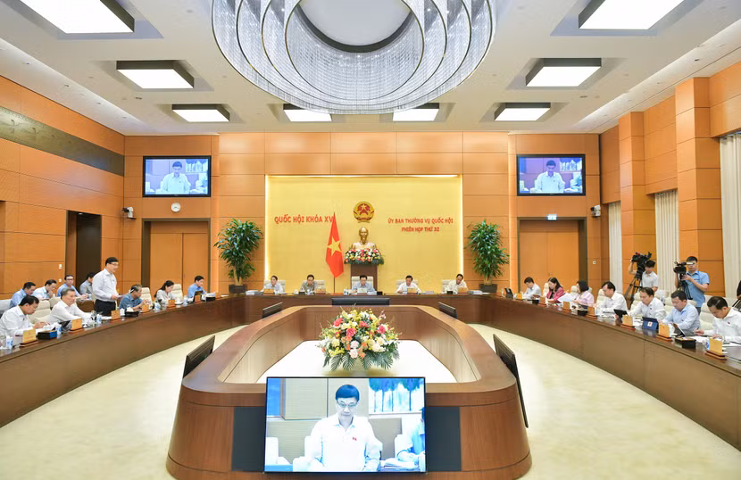 Chủ nhiệm Ủy ban Kinh tế của Quốc hội Vũ Hồng Thanh trình bày báo cáo thẩm tra