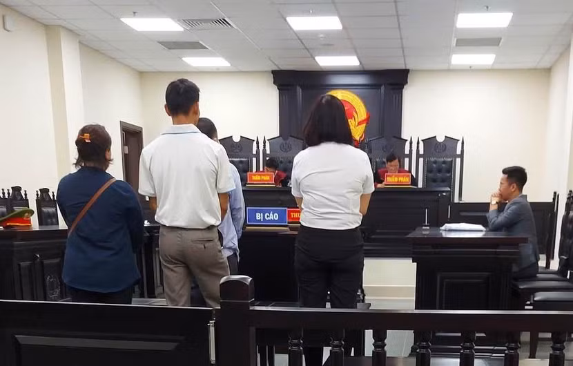 Các bị cáo trong vụ án bị đưa ra xét xử tại phiên tòa phúc thẩm. Các bị cáo trong vụ án bị đưa ra xét xử tại phiên tòa phúc thẩm.