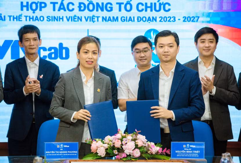 Đại diện hai đơn vị tại lễ ký kết, sáng 17-3 Đại diện hai đơn vị tại lễ ký kết, sáng 17-3