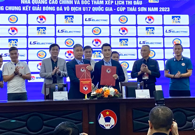 Đại diện VFF và Thái Sơn Nam tại lễ ký kết