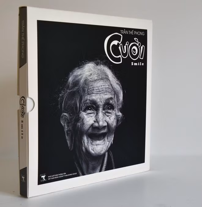Cuốn sách ảnh "Cười" của Trần Thế Phong
