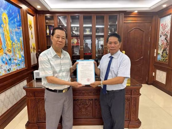 Ông Nguyễn Hữu Tuấn, Phó Chủ tịch Thường trực HĐQT trao quyết định bổ nhiệm chức vụ Tổng Giám đốc CTCP Công nghệ Vệ tinh Quốc gia cho ông Tống Văn Sông