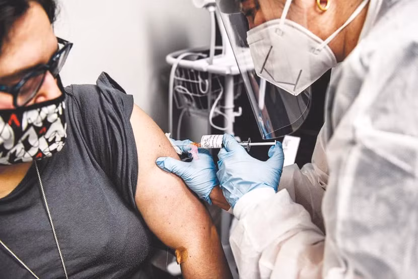 Một người dân Mỹ tại bang Florida được tiêm vaccine ngừa Covid-19