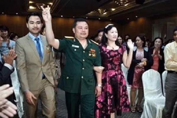 Trùm lừa đảo đa cấp Liên Kết Việt Lê Xuân Giang (giữa).