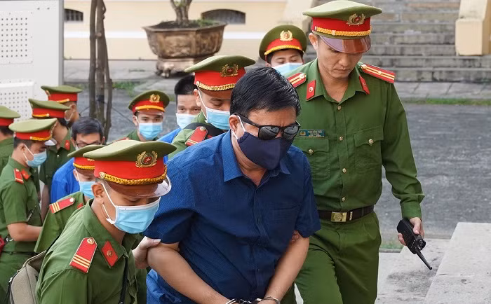 Bị cáo Đinh La Thăng bị dẫn giải tới phiên tòa.