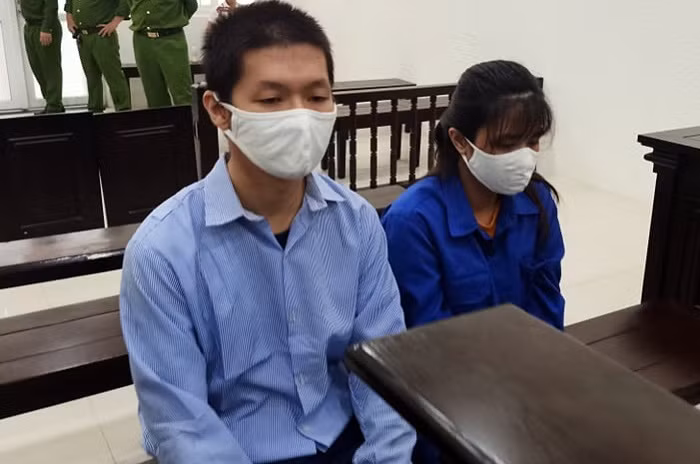 Cặp vợ chồng bạo hành bé gái 3 tuổi tử vong bị đưa ra xét xử.