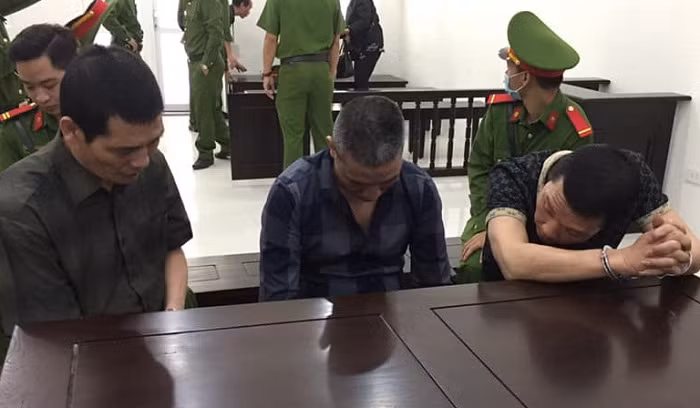 Nguyễn Văn Trung (giữa) cùng hai bị cáo liên quan. Nguyễn Văn Trung (giữa) cùng hai bị cáo liên quan.