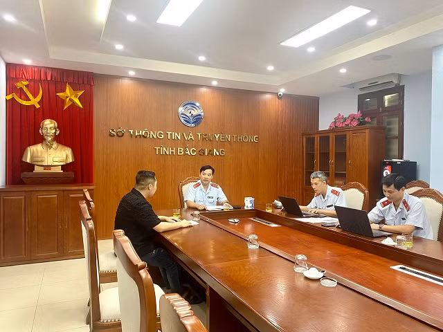 Thanh tra Sở TT-TT Bắc Giang làm việc với ông N.N.H Thanh tra Sở TT-TT Bắc Giang làm việc với ông N.N.H