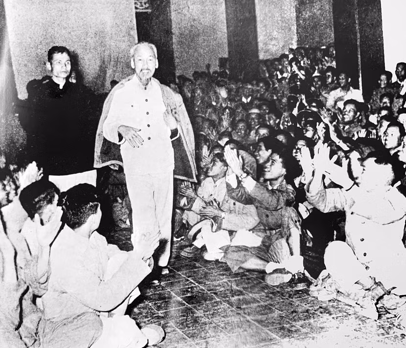 Cán bộ, chiến sĩ Công an Hà Nội vui mừng phấn khởi đón Chủ tịch Hồ Chí Minh đến thăm và nói chuyện ngày 21-12-1956 Cán bộ, chiến sĩ Công an Hà Nội vui mừng phấn khởi đón Chủ tịch Hồ Chí Minh đến thăm và nói chuyện ngày 21-12-1956