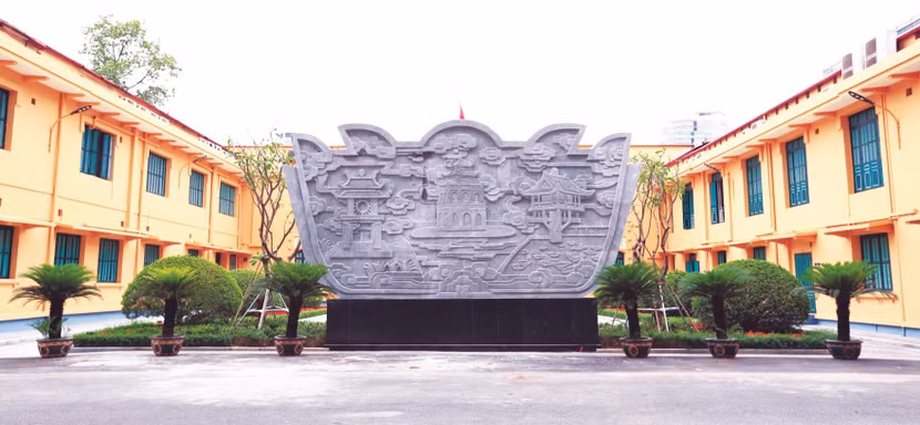Bức phù điêu ngay sau tượng đồng Bác Hồ mang hình tượng đài sen, mặt trước thể hiện những lần Bác Hồ về thăm Công an Thủ đô, mặt sau thể hiện các biểu tượng đặc trưng của Hà Nội như Khuê Văn Các, Tháp Rùa, Chùa Một Cột Bức phù điêu ngay sau tượng đồng Bác Hồ mang hình tượng đài sen, mặt trước thể hiện những lần Bác Hồ về thăm Công an Thủ đô, mặt sau thể hiện các biểu tượng đặc trưng của Hà Nội như Khuê Văn Các, Tháp Rùa, Chùa Một Cột