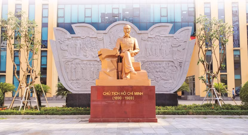 Công trình tượng Bác Hồ và bức phù điêu đặt tại khuôn viên trụ sở Công an thành phố Hà Nội , 87 phố Trần Hưng Đạo Công trình tượng Bác Hồ và bức phù điêu đặt tại khuôn viên trụ sở Công an thành phố Hà Nội , 87 phố Trần Hưng Đạo