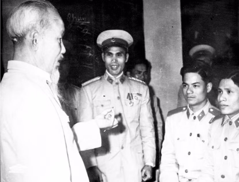 Chủ tịch Hồ Chí Minh thăm một đơn vị Công an Hà Nội, mùng 1 Tết Quý Mão 1963 Chủ tịch Hồ Chí Minh thăm một đơn vị Công an Hà Nội, mùng 1 Tết Quý Mão 1963