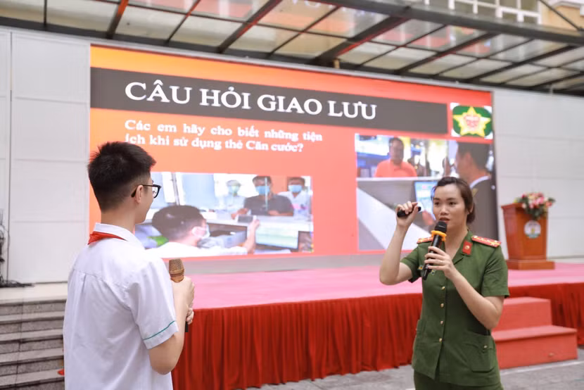 Đại úy Đặng Thị Huyền Trang - cán bộ Đội Cảnh sát QLHC về TTXH (CAQ Ba Đình) tại một buổi tuyên truyền, cấp CCCD lưu động cho học sinh đủ 14 tuổi Đại úy Đặng Thị Huyền Trang - cán bộ Đội Cảnh sát QLHC về TTXH (CAQ Ba Đình) tại một buổi tuyên truyền, cấp CCCD lưu động cho học sinh đủ 14 tuổi