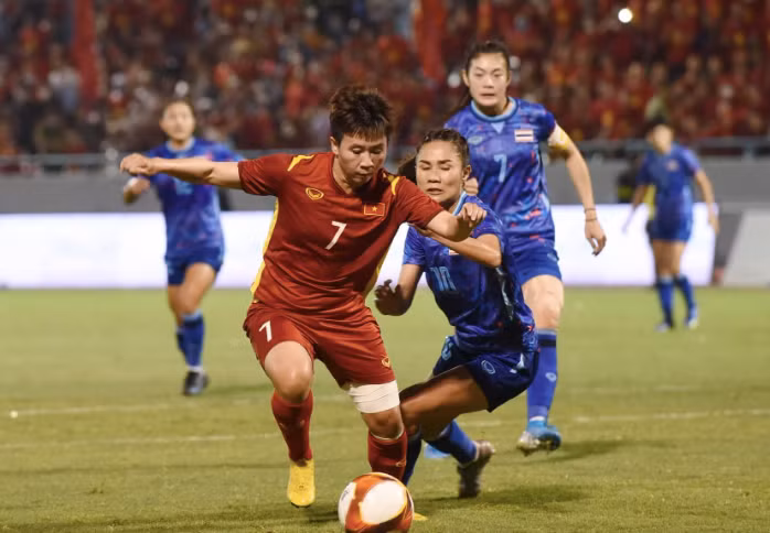 Tuyển nữ Việt Nam (áo đỏ) trong trận thắng Thái Lan ở chung kết SEA Games 31, tháng 5-2022