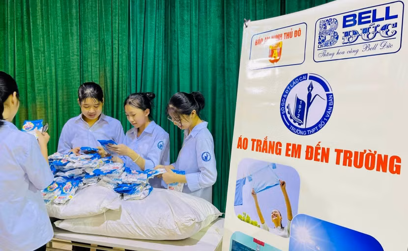 Những tấm áo trắng thơm tho sẽ đồng hành cùng các em học sinh trên hành trình tri thức