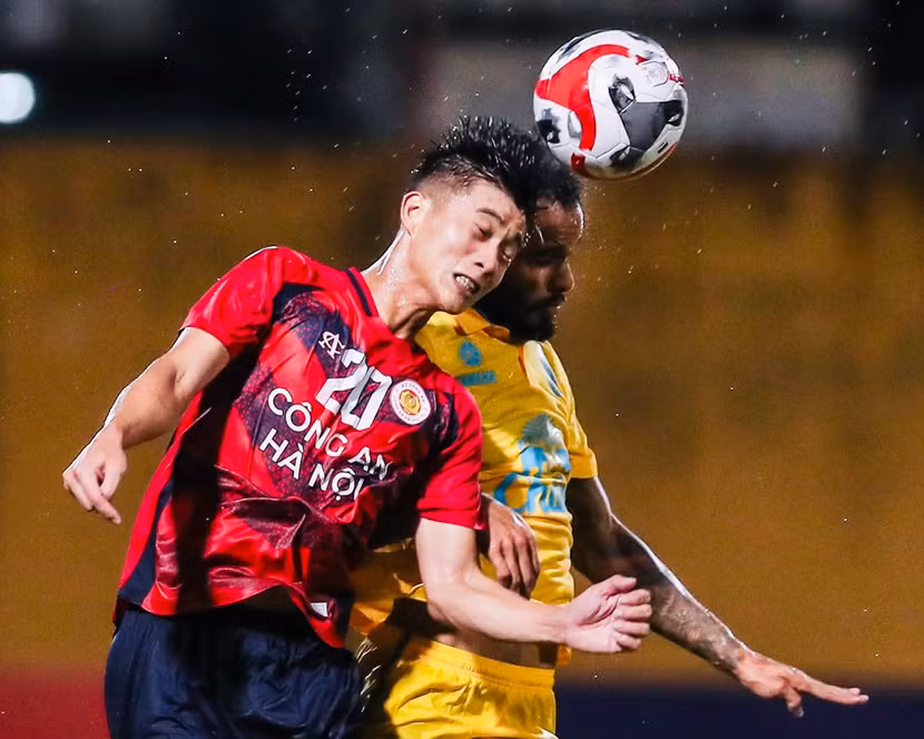 CLB Công an Hà Nội (trái) thắng Buriram Utd 2-1 tại vòng bảng CLB Công an Hà Nội (trái) thắng Buriram Utd 2-1 tại vòng bảng