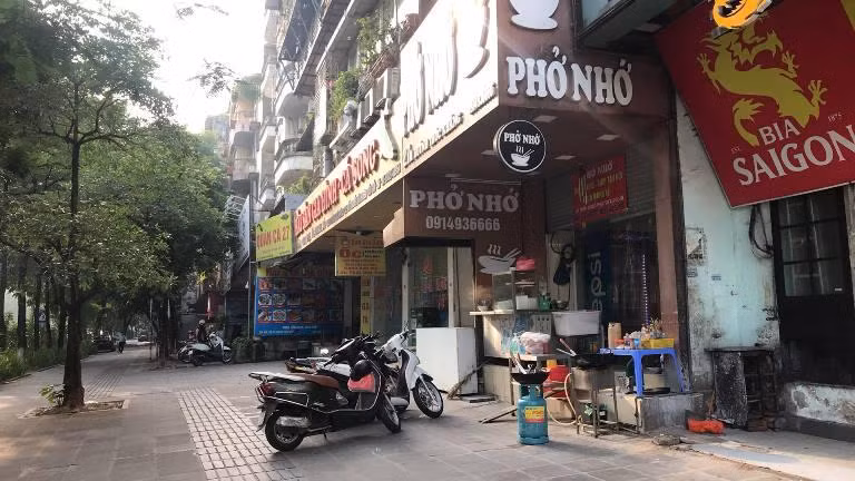 Hàng phở trên phố Huỳnh Thúc Kháng đầu giờ sáng nay (21-9) khá vắng khách
