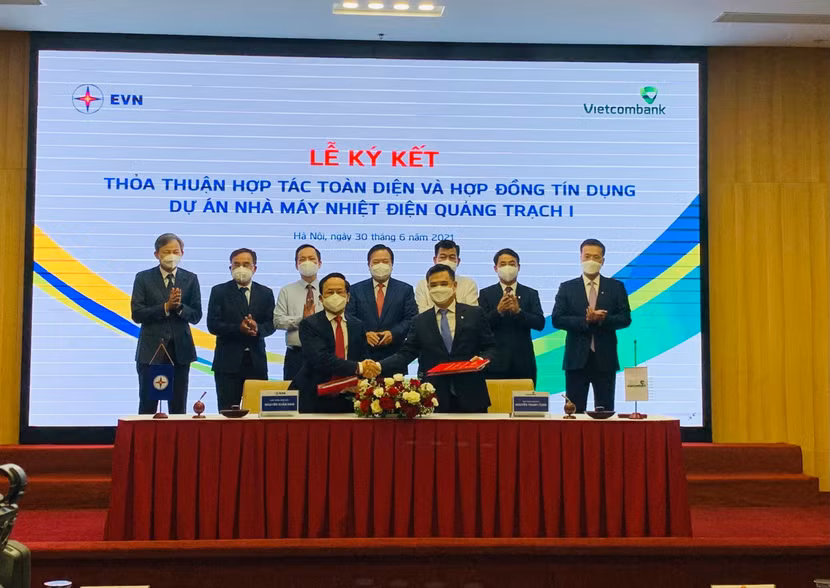 Đại diện EVN và Vietcombank ký kết hợp đồng tín dụng cho nhà máy nhiệt điện Quảng Trạch I