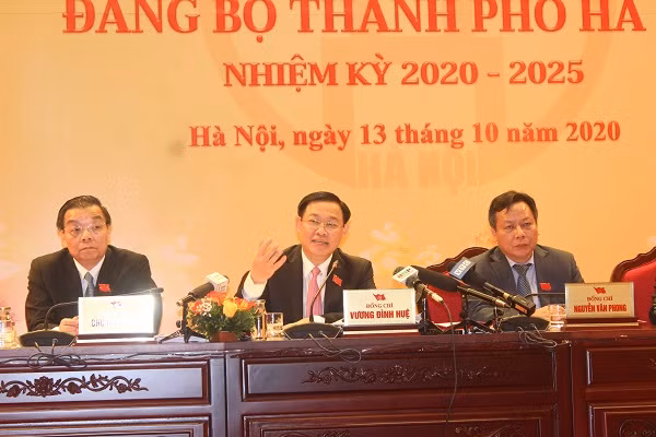 Bí thư Thành ủy Hà Nội trả lời các câu hỏi của báo chí Bí thư Thành ủy Hà Nội trả lời các câu hỏi của báo chí
