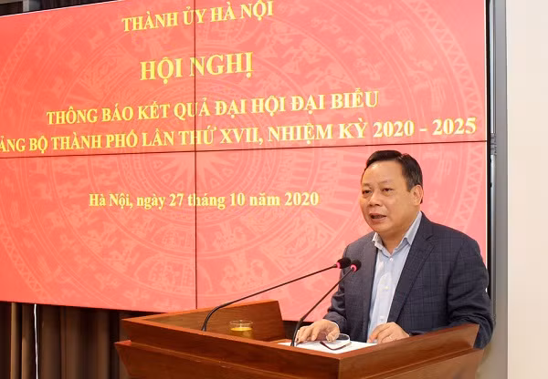 Phó Bí thư Thành ủy Nguyễn Văn Phong thông báo tại hội nghị
