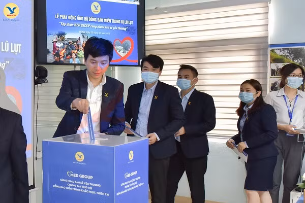 Cán bộ, nhân viên Med Group ủng hộ đồng bào miền Trung