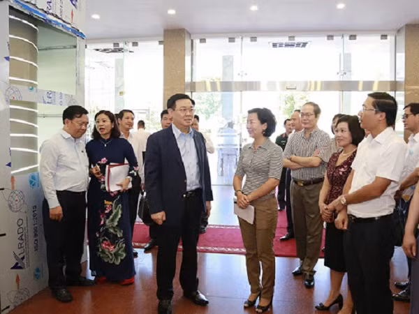 Bí thư Thành ủy Vương Đình Huệ kiểm tra công tác chuẩn bị Đại hội lần thứ XVII Đảng bộ Thành phố
