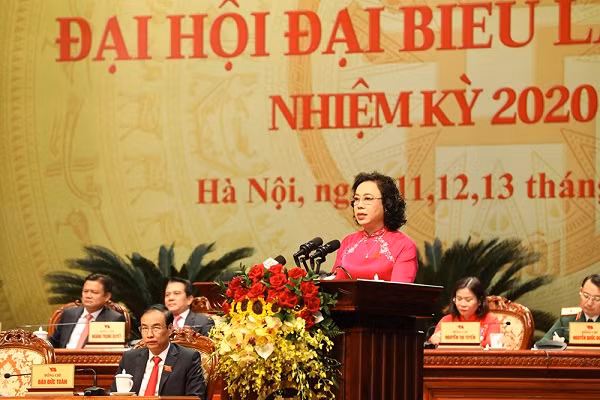 Phó Bí thư Thường trực Thành ủy Ngô Thị Thanh Hằng trình bày báo cáo chính trị tại đại hội