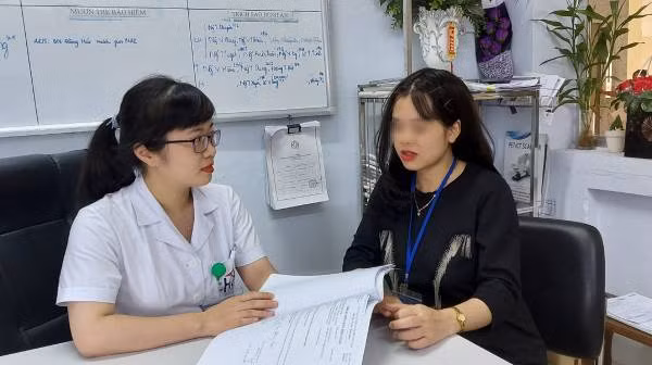 Bệnh nhân được bác sĩ tư vấn, theo dõi sức khỏe trong quá trình mang thai Bệnh nhân được bác sĩ tư vấn, theo dõi sức khỏe trong quá trình mang thai