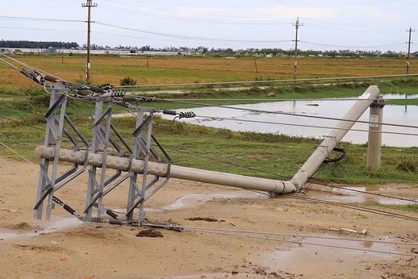 Hàng trăm cột điện ở miền Trung bị gẫy đổ vì mưa bão
