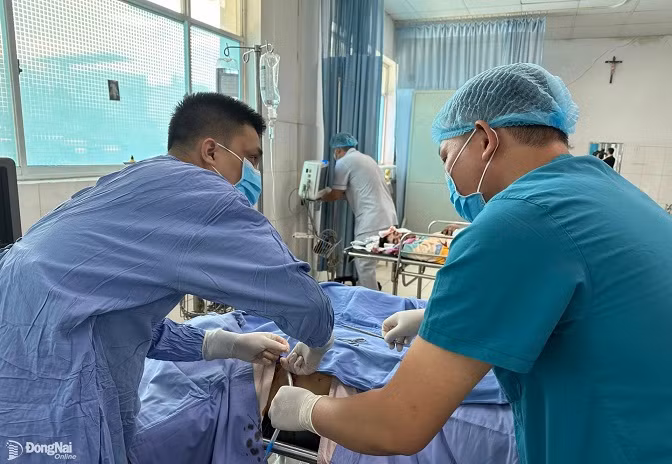 Cấp cứu cho nạn nhân trong vụ nổ (Ảnh: Báo Đồng Nai)