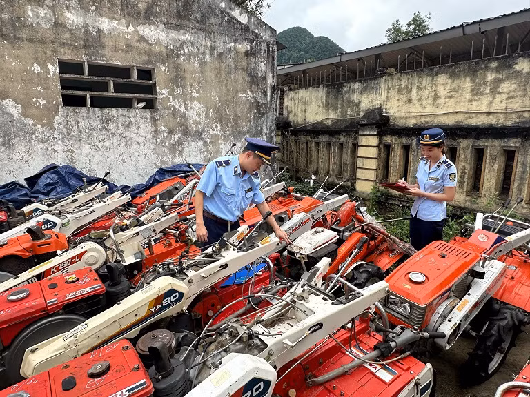 Máy cày cũ đã qua sử dụng, nghi nhập lậu bị tạm giữ Máy cày cũ đã qua sử dụng, nghi nhập lậu bị tạm giữ