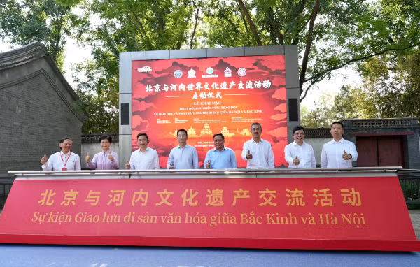 Đồng chí Nguyễn Văn Phong - Phó Bí thư Thành ủy Hà Nội, đồng chí Hà Minh Hải - Phó Chủ tịch UBND thành phố Hà Nội, lãnh đạo Trung tâm Quản lý Công viên Bắc Kinh và các đại biểu tại Lễ Khai mạc