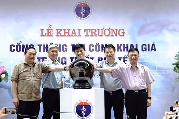 Lãnh đạo Bộ Y tế bấm nút khai trương Cổng thông tin công khai giá trang thiết bị y tế