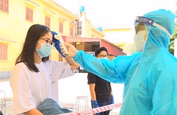 Kiểm tra thân nhiệt người nhập cảnh