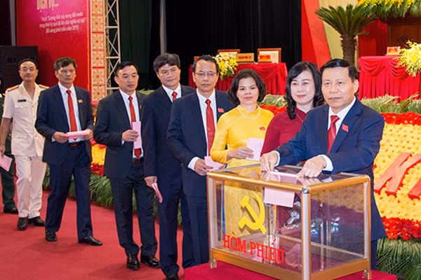 Các đại biểu bỏ phiếu bầu tại đại hội Các đại biểu bỏ phiếu bầu tại đại hội