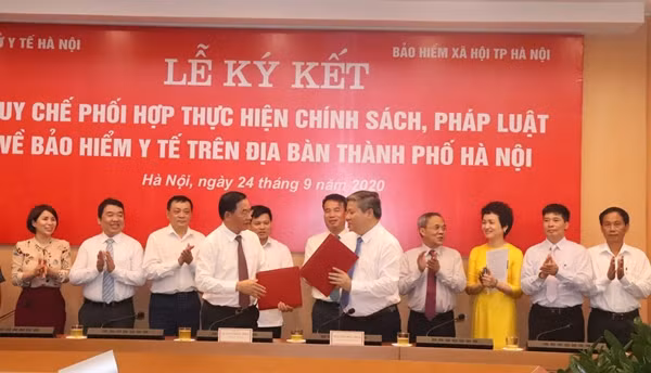 Phó Chủ tịch UBND TP Hà Nội và Tổng Giám đốc BHXH Việt Nam chứng kiến lễ ký kết