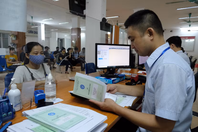 Người lao động làm thủ tục nhận kết quả hưởng bảo hiểm trợ cấp thất nghiệp
