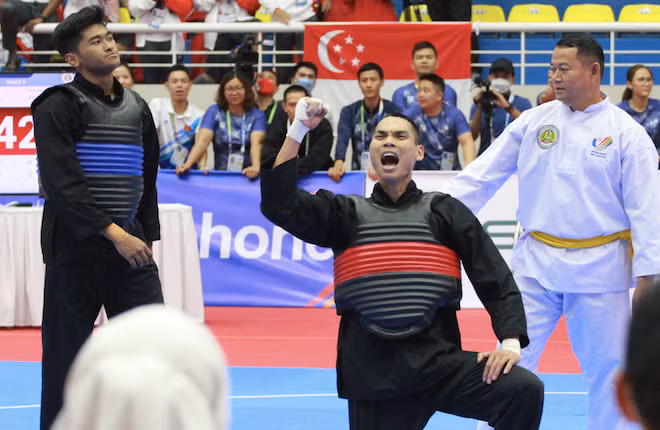 Trần Đình Nam (giáp đỏ) thắng áp đảo Abdul Rashid 42-14, giành HCV thuyết phục Trần Đình Nam (giáp đỏ) thắng áp đảo Abdul Rashid 42-14, giành HCV thuyết phục