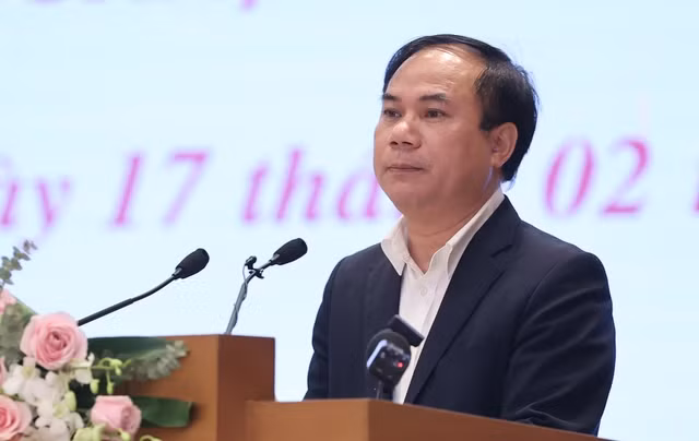 Thứ trưởng Bộ Xây dựng Nguyễn Văn Sinh báo cáo tại hội nghị Thứ trưởng Bộ Xây dựng Nguyễn Văn Sinh báo cáo tại hội nghị