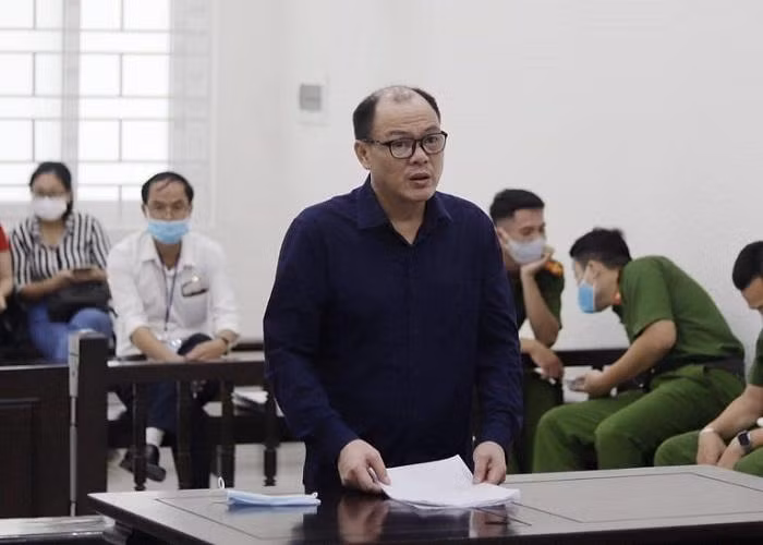 Đặng Đình Huy bị đưa ra xét xử tại tòa.