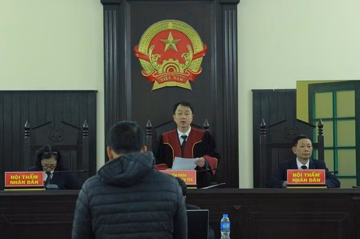 Lái xe chở rác gây tai nạn khiến bé trai tử vong bị đưa ra tòa xét xử.