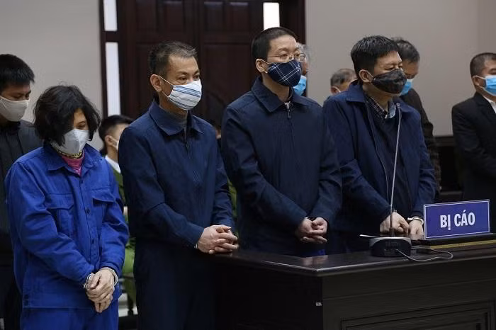 Vợ chồng Hoa Hữu Long (bên trái) và đồng bọn bị đưa ra xét xử tại phiên tòa. Vợ chồng Hoa Hữu Long (bên trái) và đồng bọn bị đưa ra xét xử tại phiên tòa.